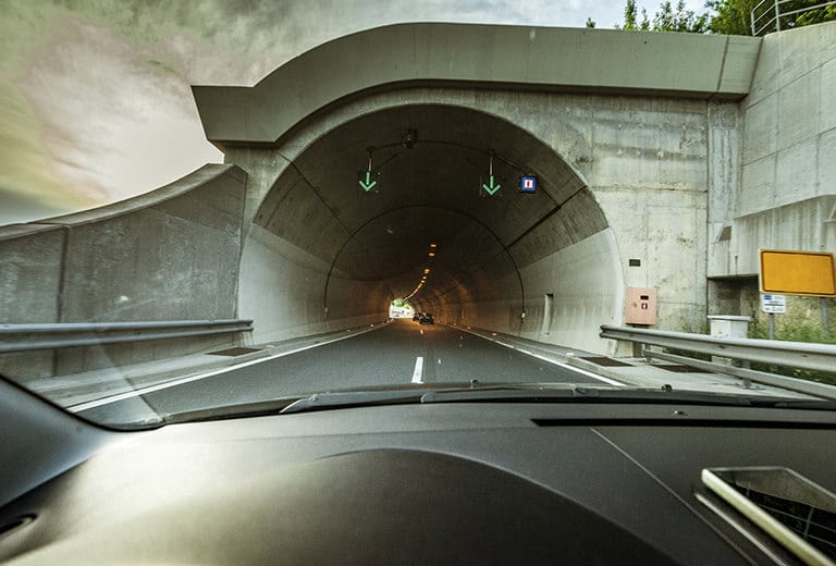 ¿Cómo debemos circular en pasos a nivel, puentes móviles o túneles?