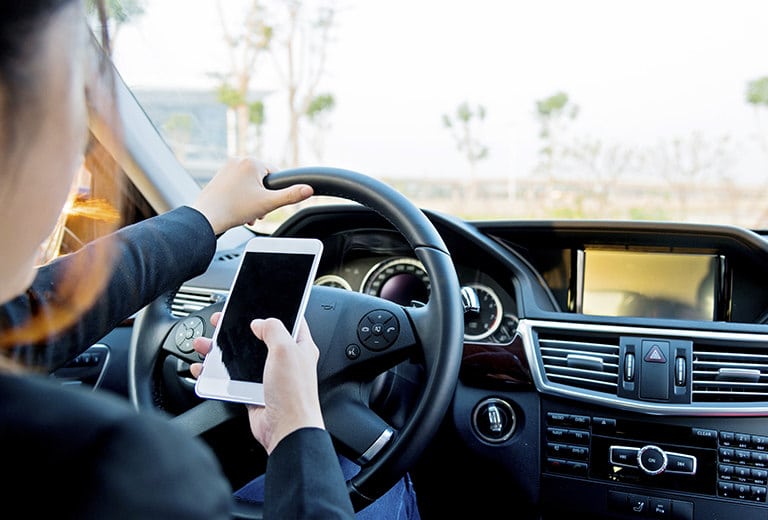 Sanciones: multas por hablar por el móvil al volante