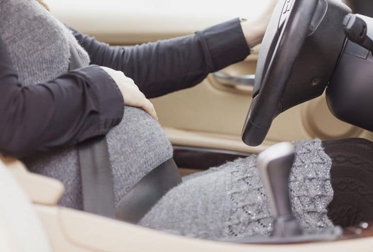 ¿Cómo deben ponerse el cinturón de seguridad las embarazadas?