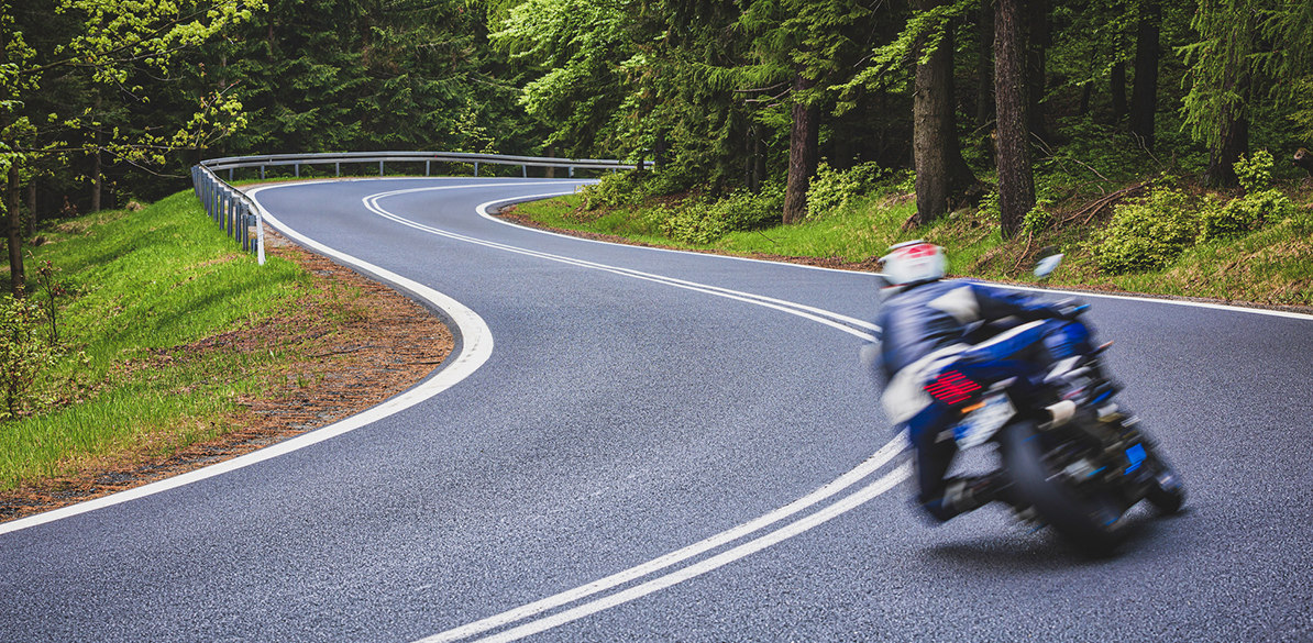 Consejos sobre cómo trazar curvas de forma segura con tu moto