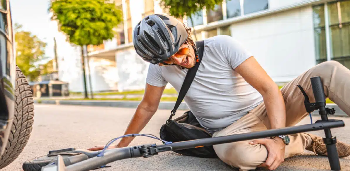 En la imagen un hombre  ha tenido un siniestro con un patinete 