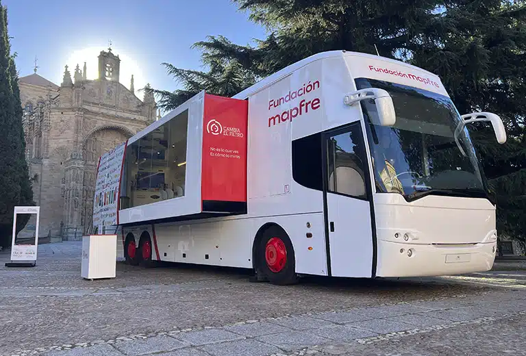 Cambia el filtro Autobús Solidario de la iniciativa Cambia el filtro de Fundación Mapfre, estacionado frente a un edificio histórico durante su recorrido por España
