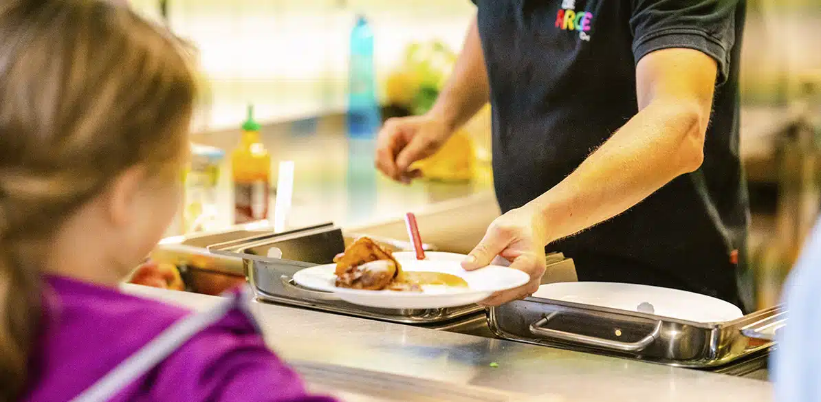 Comida caliente y compartida para menores sin recursos en Alemania Ayuda a menores sin recursos en Alemania