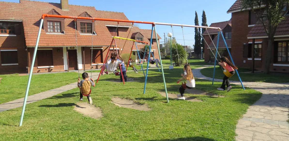 Un hogar para 54 menores en Mar del Plata, Argentina Aldeas Infantiles SOS crea grupos familiares en los que los niños pueden desarrollarse plenamente
