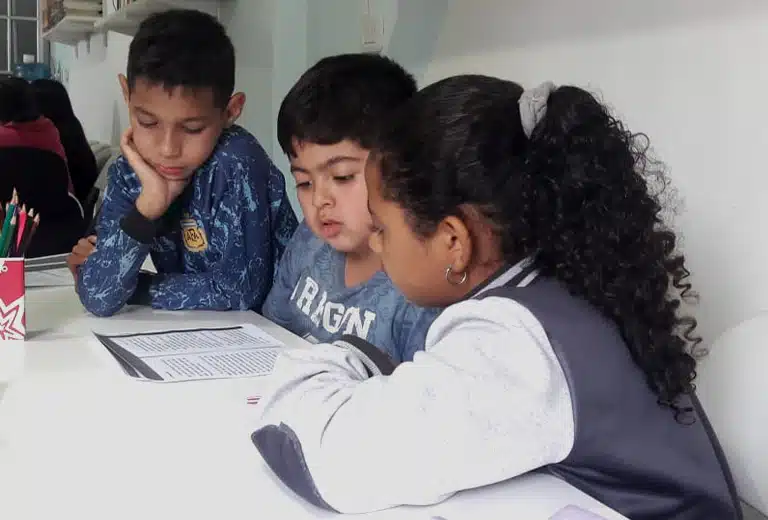 Fundación Uniendo Caminos offers school support to children, young people, and adults in Buenos Aires