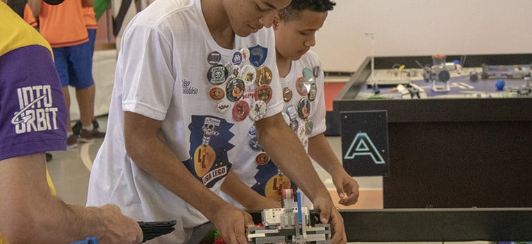 Cocina, robótica, arte... experiencias de vida para menores de Brasil Crianças e Adolescentes es un programa que ofrece oportunidades educativas a más 500 menores del Distrito Raposo Tavares