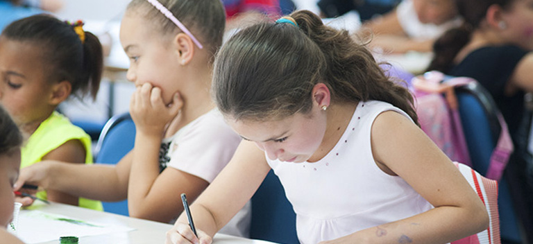 AMIS offers psychosocial and educational counseling services to children and adolescents The "Semear" project benefits more than 250 underprivileged minors