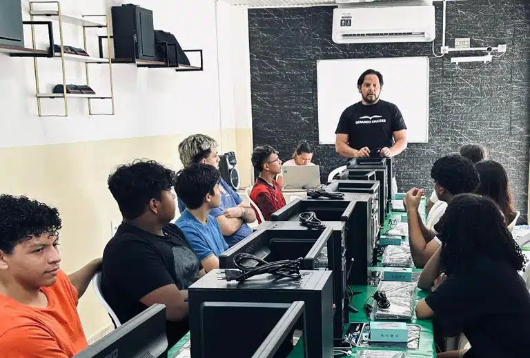 La Associação Educacional Voz Ativa ofrece oportunidades a estudiantes en Manaos, Brasil