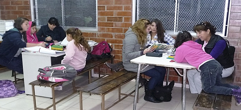 Girls and youngsters up to the age of 18 participate in the "Educational Support" project, in which the Fundación Padre Semería provides support classes.