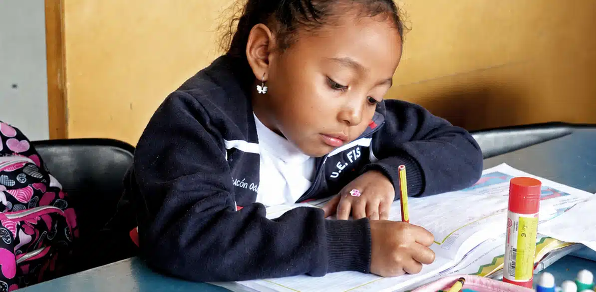 Niña realizando actividades educativas del proyecto EduPaz en Quito