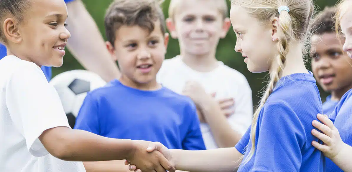 Los valores del deporte sirven para la integración de niños y jóvenes educados en lengua no inglesa en el sistema educativo norteamericano. 