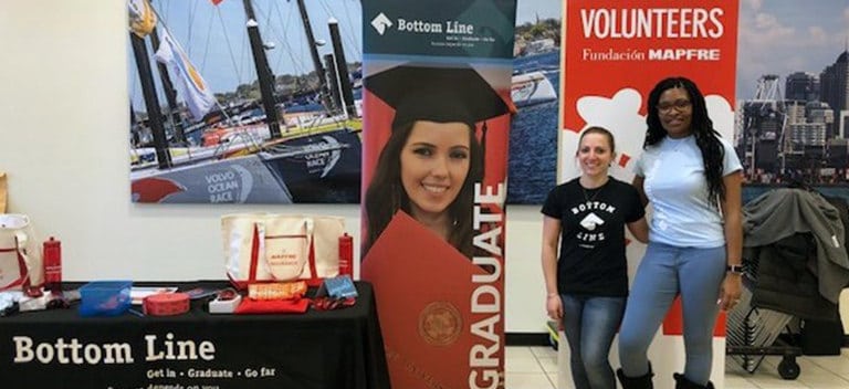 Acompañando a jóvenes estudiantes hasta su graduación Más de 400 estudiantes sin recursos de Massachusetts pueden acabar sus estudios gracias a Bottom Line