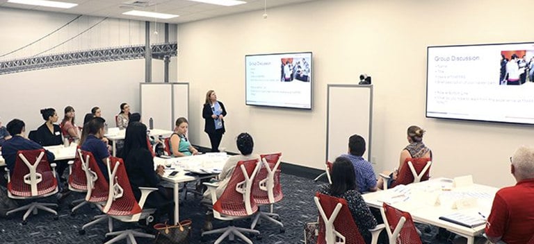 Acompañando a jóvenes estudiantes hasta su graduación Más de 400 estudiantes sin recursos de Massachusetts pueden acabar sus estudios gracias a Bottom Line