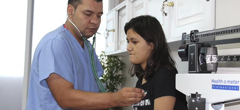 El objetivo es alejar y proteger a niños y adolescentes de los entornos de violencia, drogas y conductas de riesgo