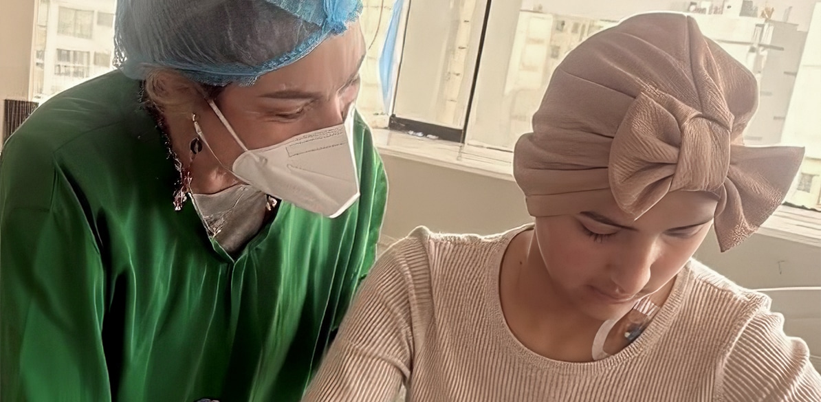 Aprendo Contigo ofrece apoyo a menores hospitalizados en Perú Profesional sanitaria acompañando a una menor hospitalizada durante una actividad educativa en Perú