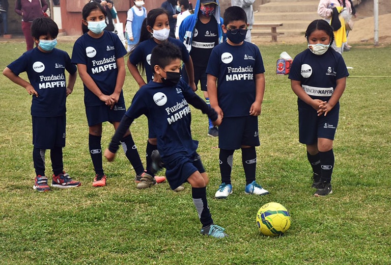 Junto con la Fundación Real Madrid, promovemos el desarrollo de la infancia en Perú
