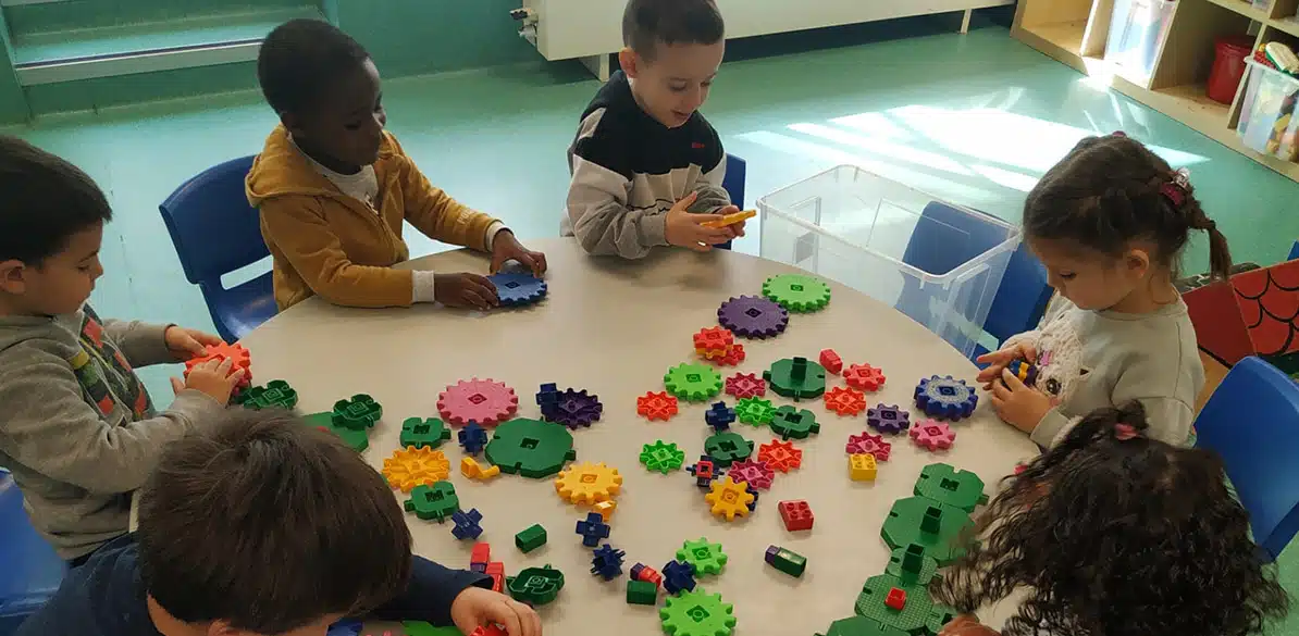 Actividades educativas enfocadas hacia la inteligencia emocional, la digitalización como forma de educación y el acceso al mercado laboral.