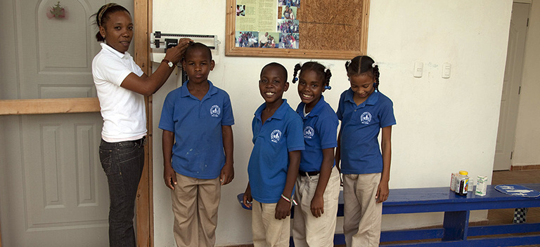 Nuestros Pequeños Hermanos ayuda a niños y niñas sin hogar en República Dominicana
