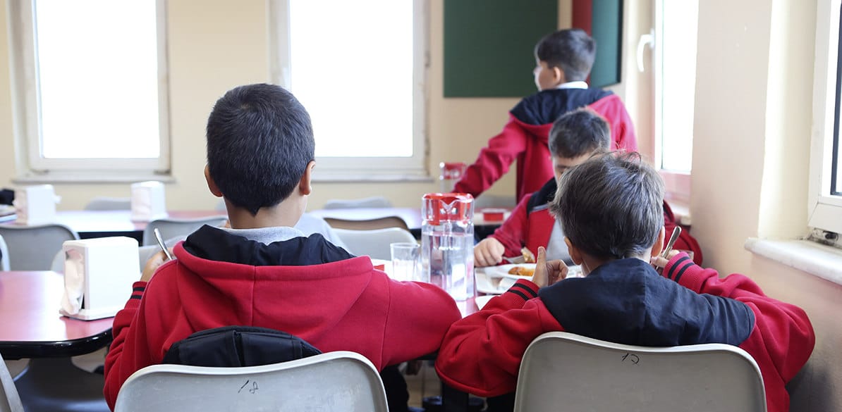 Educación de calidad para niños sin recursos en Turquía Darüşşafaka Society trabaja en un programa de nutrición infantil que apoya a más de 31 niños y niñas