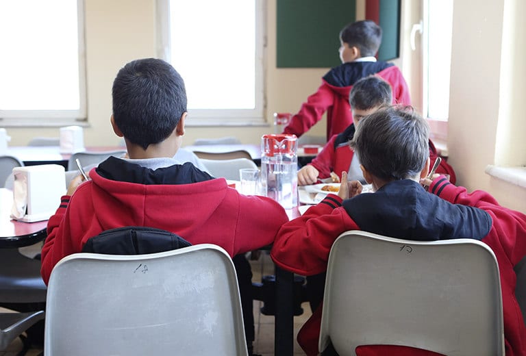 Educación de calidad para niños sin recursos en Turquía