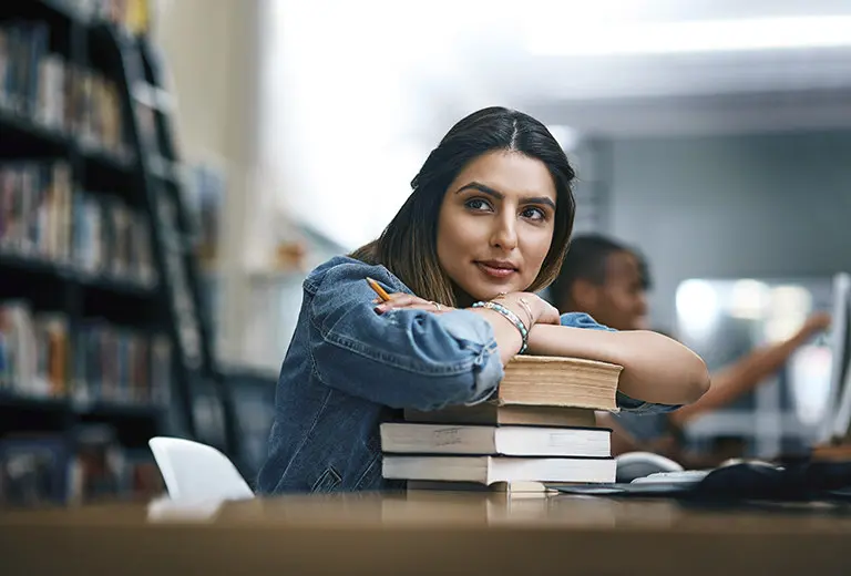 Educación en finanzas y seguros para jóvenes sin recursos