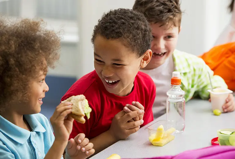 Alimentos, música y lectura para alumnos, docentes y trabajadores del Centro ADS Mamá Margarita, en Caracas, Venezuela