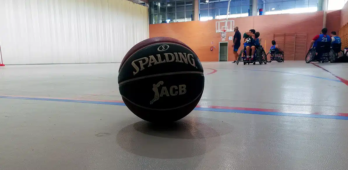 Sillas adaptadas para un equipo de baloncesto