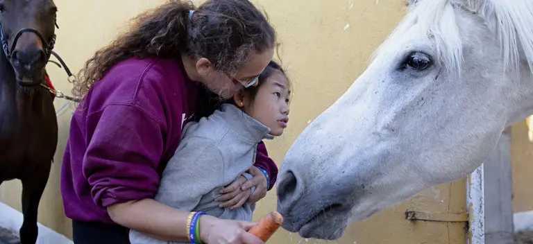 Asociación Mi princesa Rett Las terapias con caballos ayudan a mantener sus habilidades motoras.