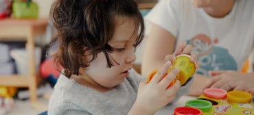 Aunque camina con dificultad y no coordina sus movimientos, Leonor es feliz en la casa Díez Mahou.