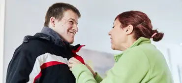 Fundación Lukas Este modelo demuestra que adultos con discapacidad múltiple severa pueden vivir juntos en una casa tutelada.