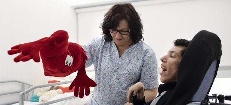 Mercedes Gutiérrez, psicóloga y directora del centro, juega con Ali Lou