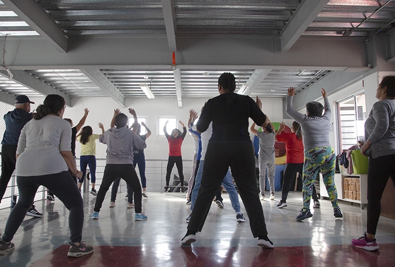 Adultos Personas adultas realizando ejercicio en un espacio comunitario.