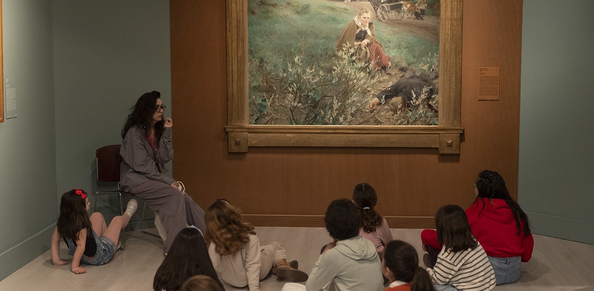Alumnos contemplando una obra de arte en una visita-taller de Fundación Mapfre