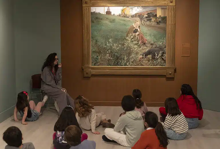Alumnos contemplando una obra de arte en una visita-taller de Fundación Mapfre