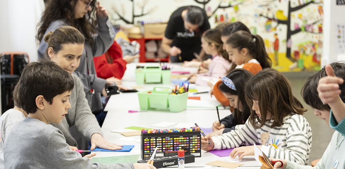Niños y familias participando en un taller educativo de Fundación Mapfre en Madrid