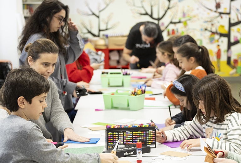 Visitas-Taller para Familias (Madrid) Niños y familias participando en un taller educativo de Fundación Mapfre en Madrid