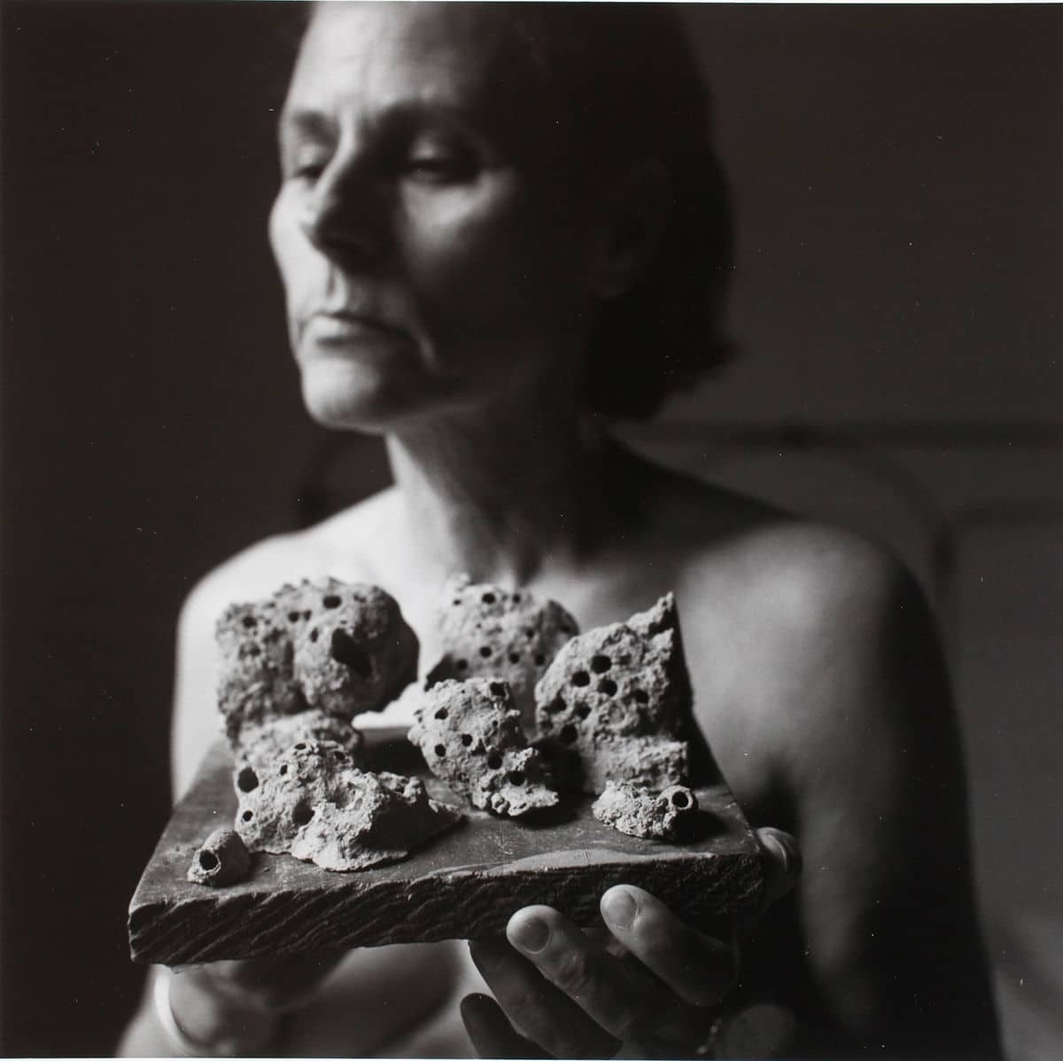 Edith with Mud Wasp Nests, Danville, Virginia © Emmet Gowin, cortesía Pace/MacGill Gallery, Nueva York. © COLECCIONES Fundación MAPFRE