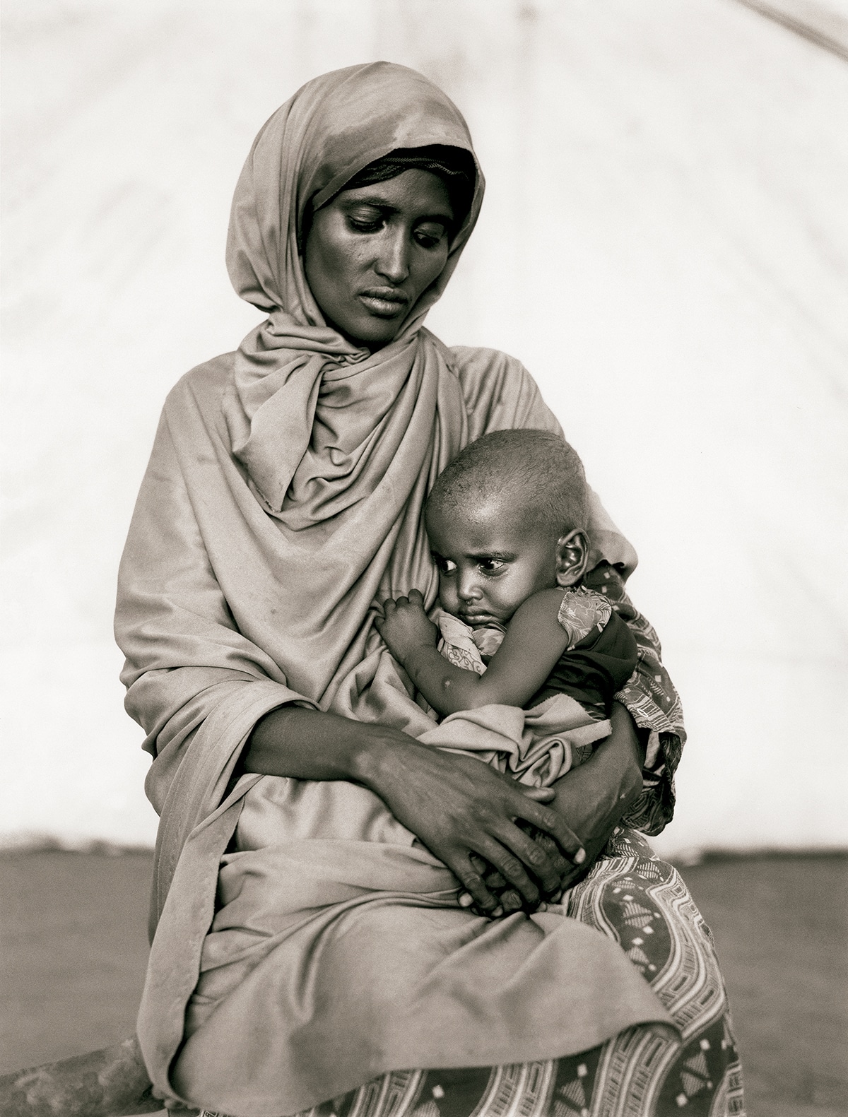 Amina Alio Abdi and her son Mohammed © Fazal Sheikh 2009 © COLECCIONES Fundación MAPFRE