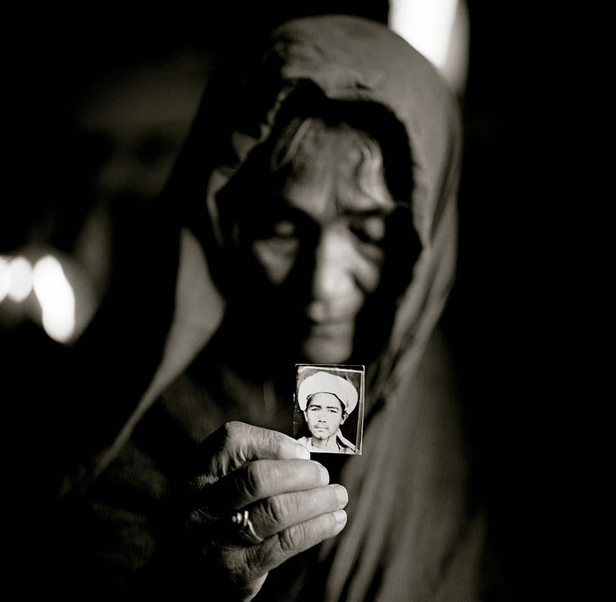 Qurban Gul with a photograph of his son Mula Awaz © Fazal Sheikh 2009 © COLECCIONES Fundación MAPFRE