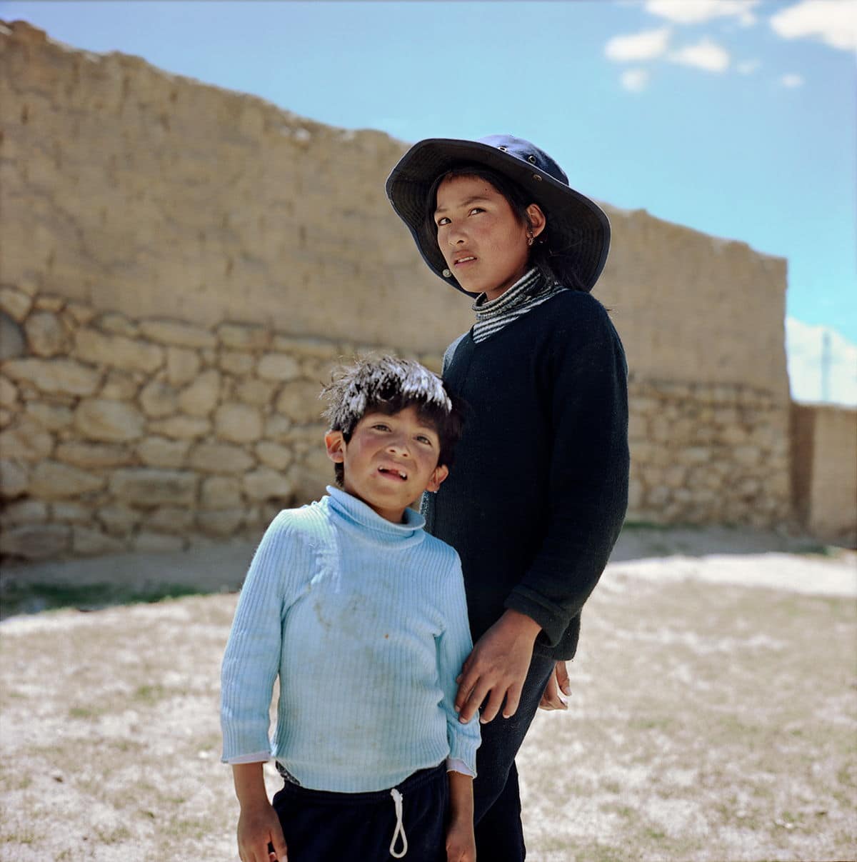 Inma con su hermano Casabindo. Jujuy. Argentina 2006 © Fernando Maquieira 2006. © COLECCIONES Fundación MAPFRE