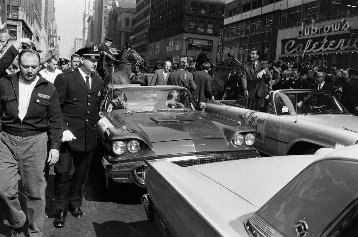 Kennedy-Nixon Presidential Campaign, New York, 1960 © The Estate of Garry Winogrand, courtesy Fraenkel Gallery, San Francisco. © COLECCIONES Fundación MAPFRE