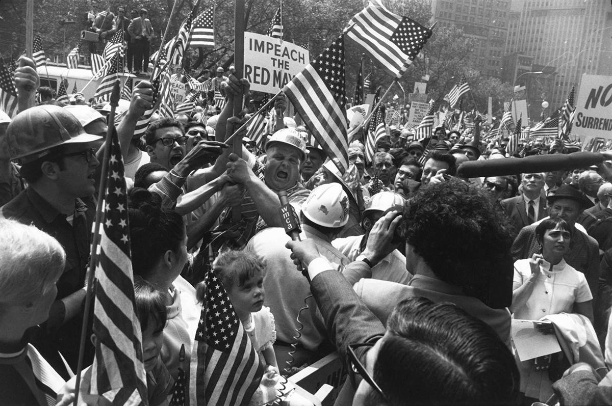 Hard-Hat Rally, New York, 1970 © The Estate of Garry Winogrand, courtesy Fraenkel Gallery, San Francisco. © COLECCIONES Fundación MAPFRE