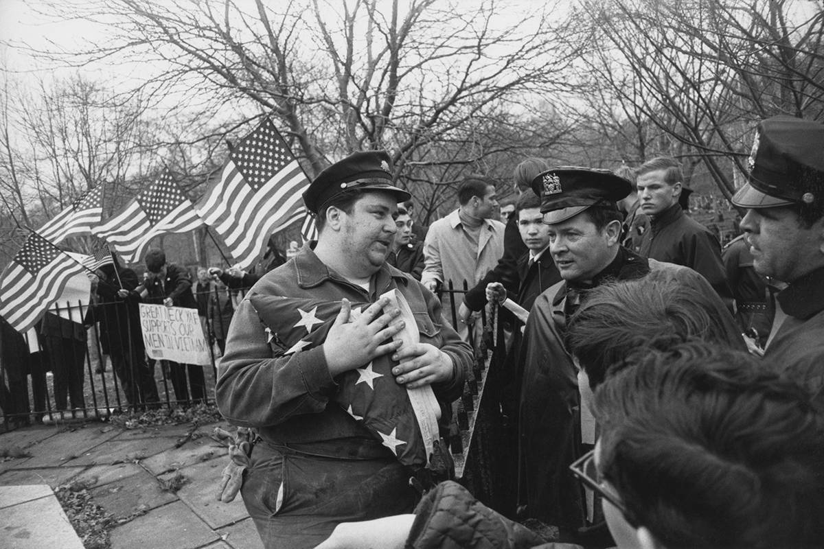 Peace Demonstration, Central Park, New York, 1969 © The Estate of Garry Winogrand, courtesy Fraenkel Gallery, San Francisco. © COLECCIONES Fundación MAPFRE