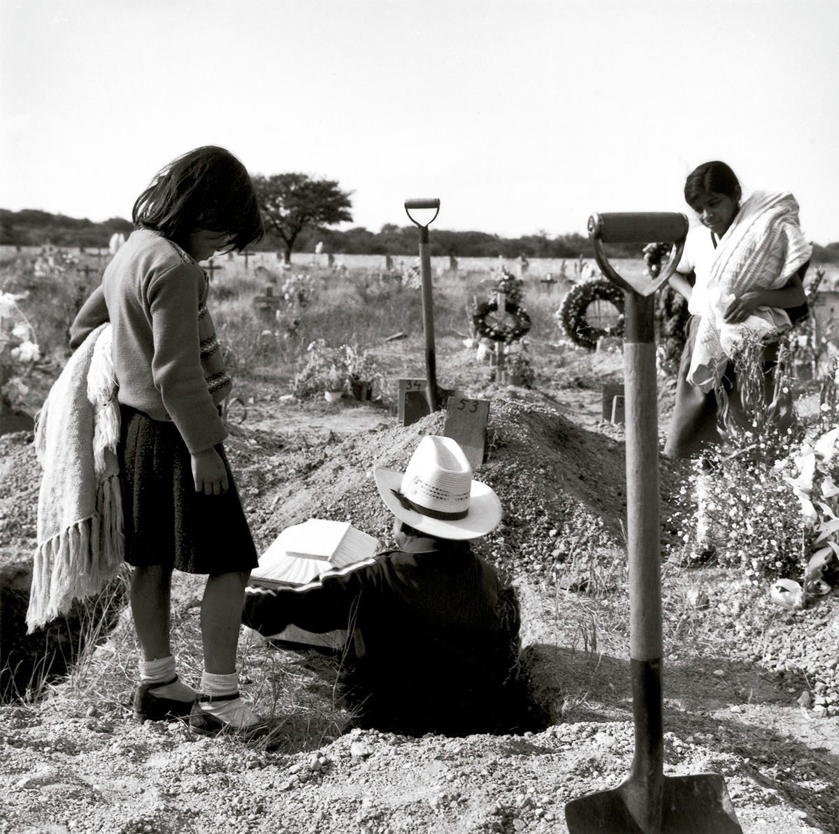 Cementerio de Dolores Hidalgo, Guanajuato, México © Graciela Iturbide, 2020 © Fundación MAPFRE COLLECTIONS