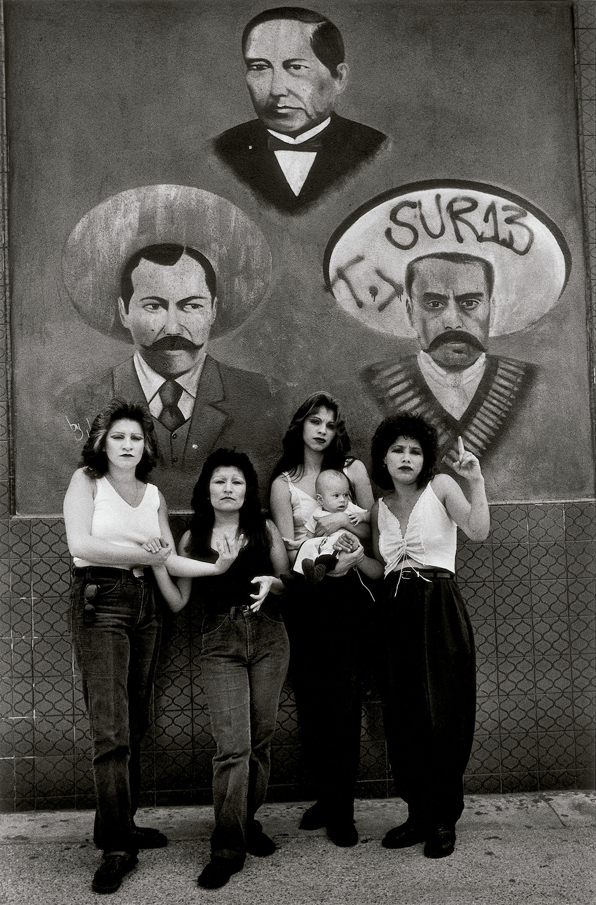 Cholos, White Fence Gang, East Los Ángeles, Estados Unidos © Graciela Iturbide, 2020 © Fundación MAPFRE COLLECTIONS