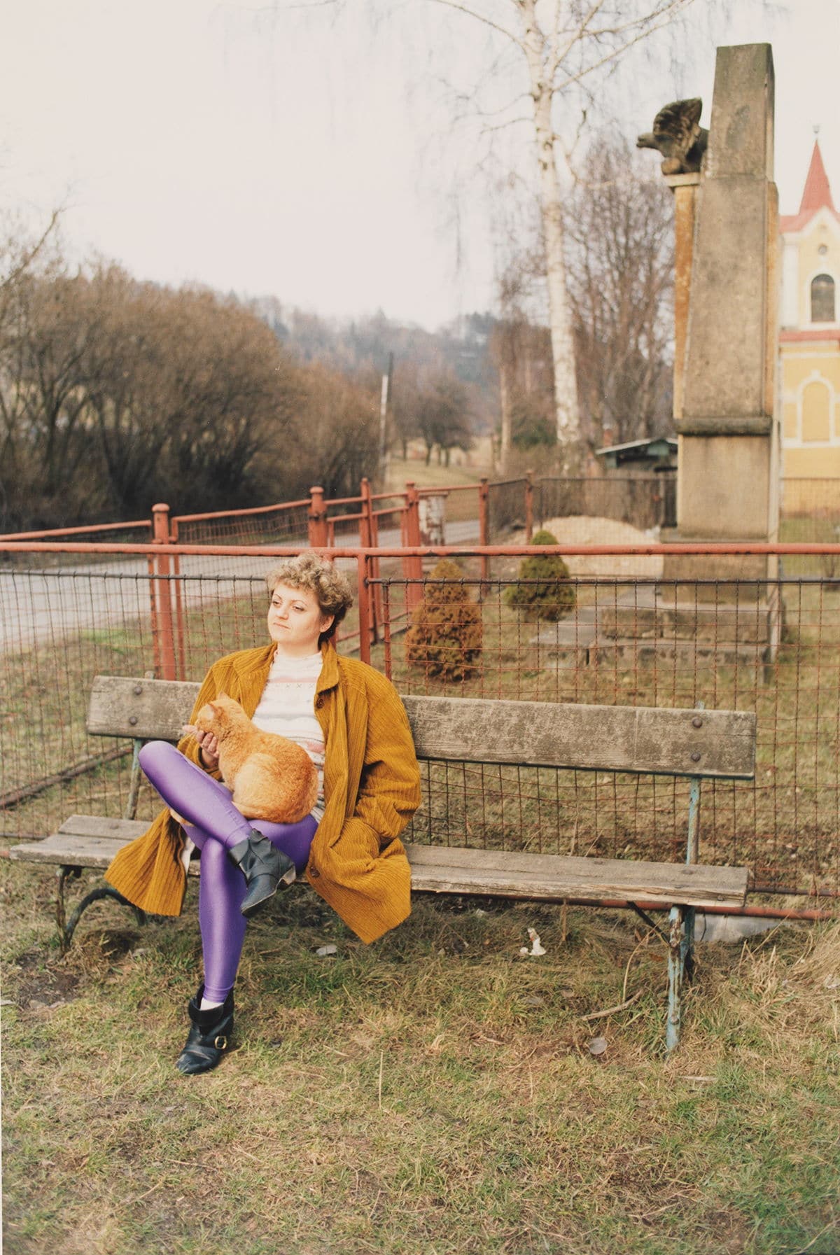 "untitled" 1993 woman with cat © jitka hanzlová. colecciones fundación mapfre