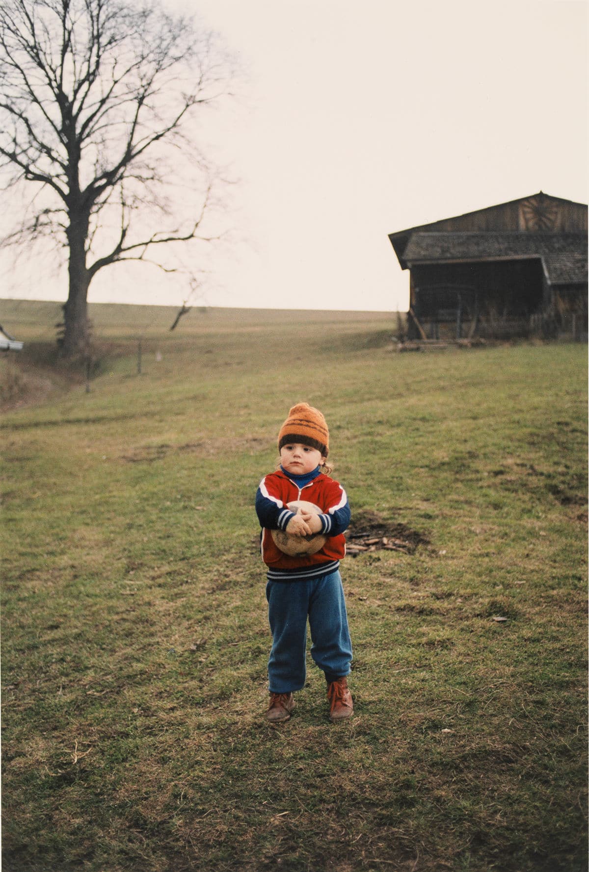 "untitled" 1993 /Petr with Ball © jitka hanzlová. © colecciones fundación MAPFRE