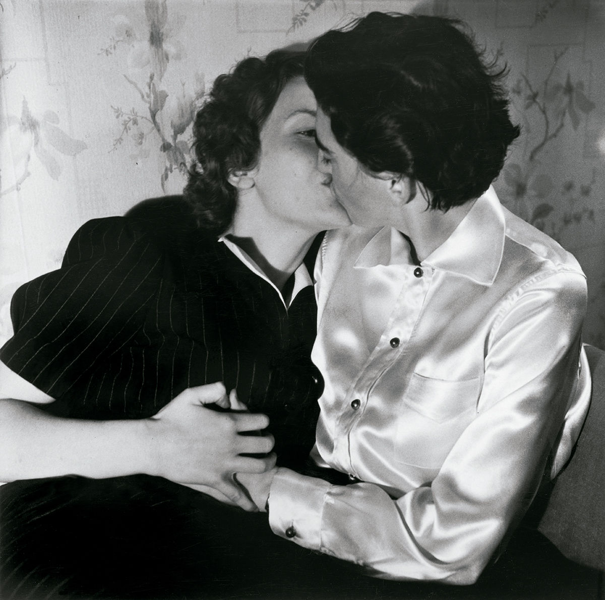 Two women in love © 1999 Arizona Board of Regents, Centre for Creative Photography. © COLECCIONES Fundación MAPFRE