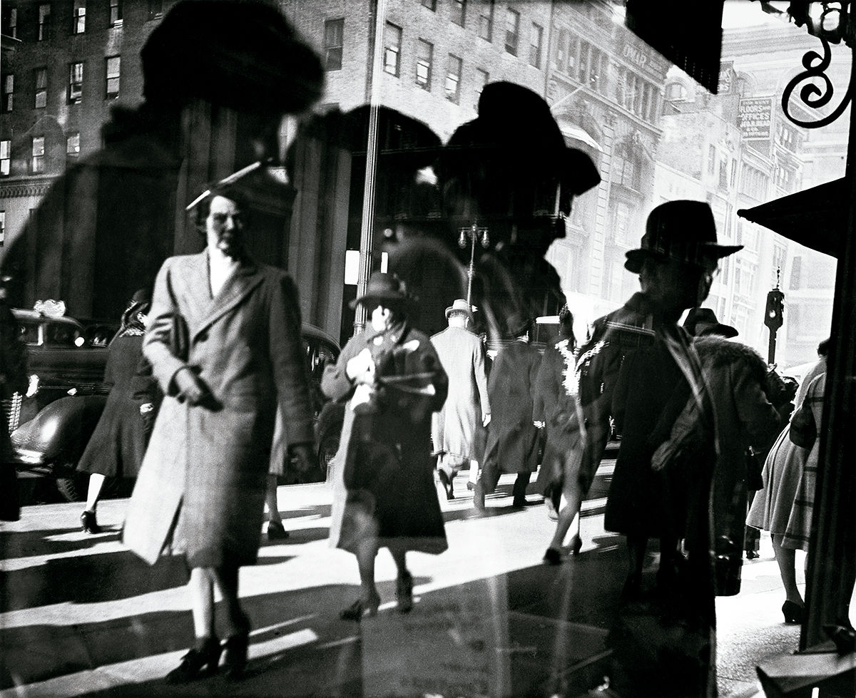Reflections, New York © The Lisette Model Foundation Inc. © COLECCIONES Fundación MAPFRE