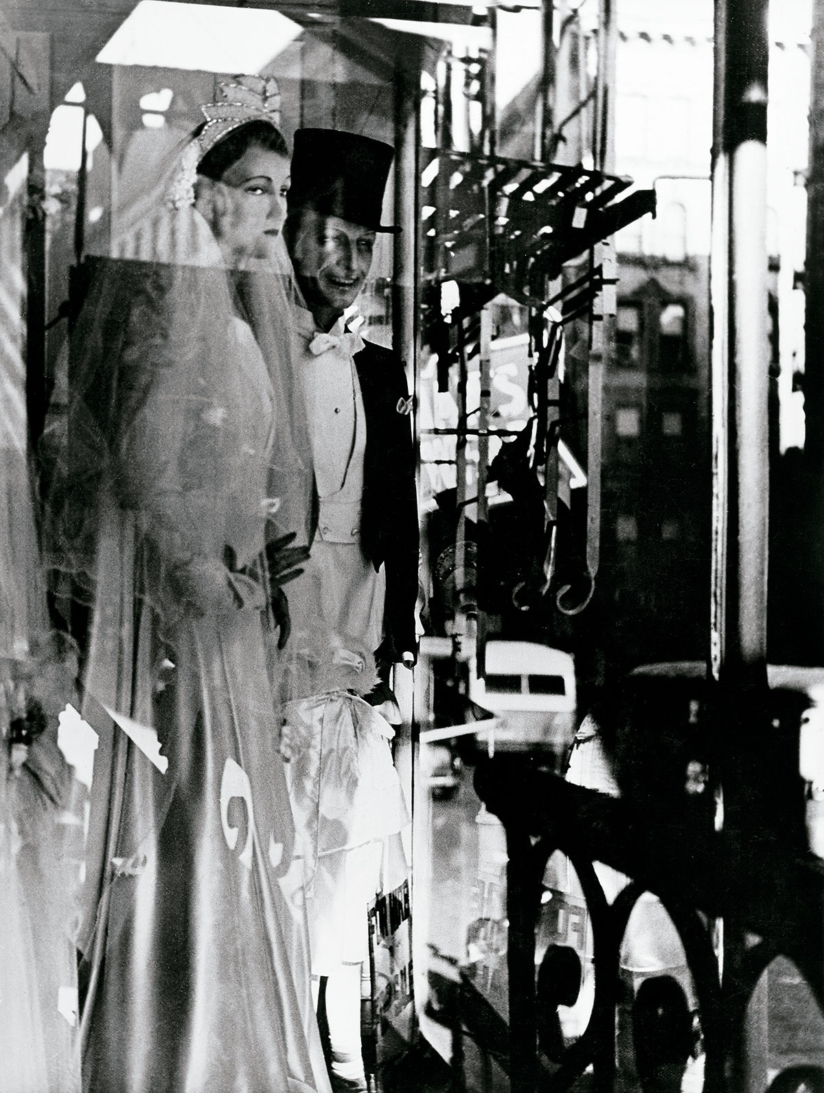 Window, Bridal Couple, New York © The Lisette Model Foundation Inc. © COLECCIONES Fundación MAPFRE